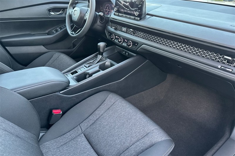 Honda Accord Sedan Vehicle Full-screen Gallery Image 14