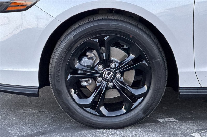 Honda Accord Sedan Vehicle Full-screen Gallery Image 24