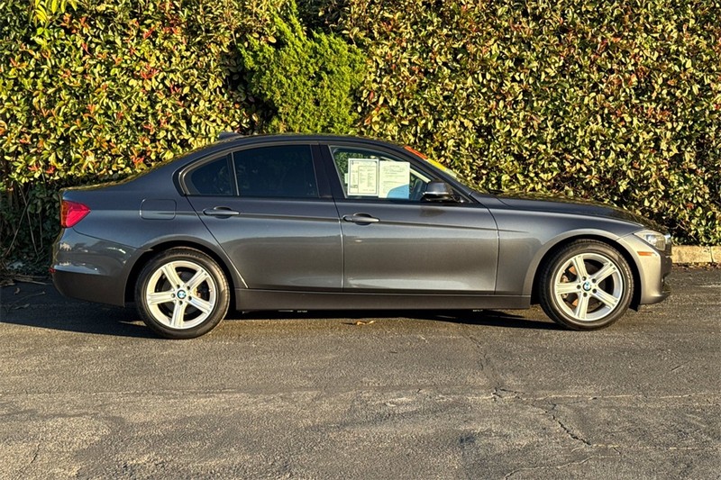 BMW 3 Series Vehicle Full-screen Gallery Image 02