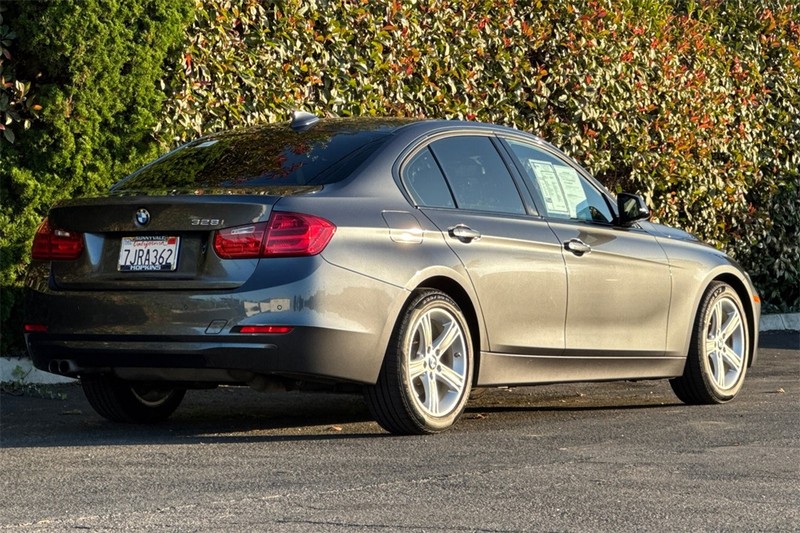 BMW 3 Series Vehicle Full-screen Gallery Image 03