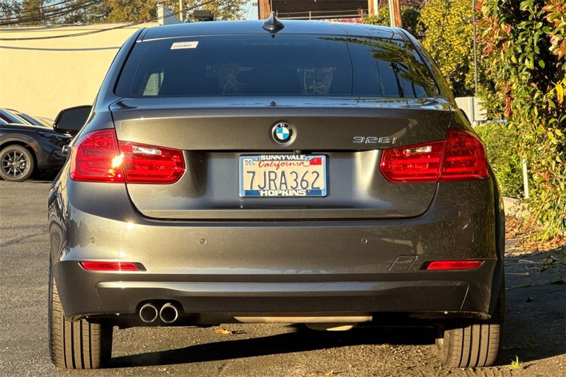 BMW 3 Series Vehicle Full-screen Gallery Image 04