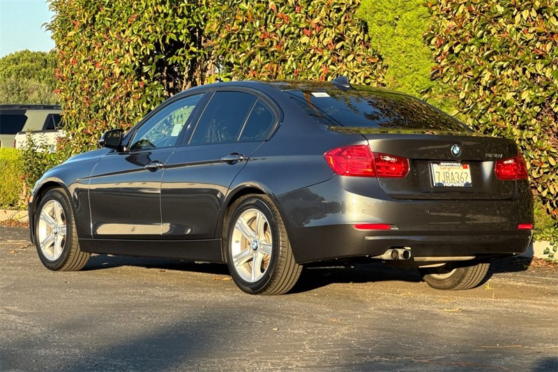 BMW 3 Series Vehicle Full-screen Gallery Image 05