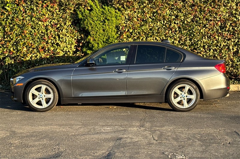 BMW 3 Series Vehicle Full-screen Gallery Image 06
