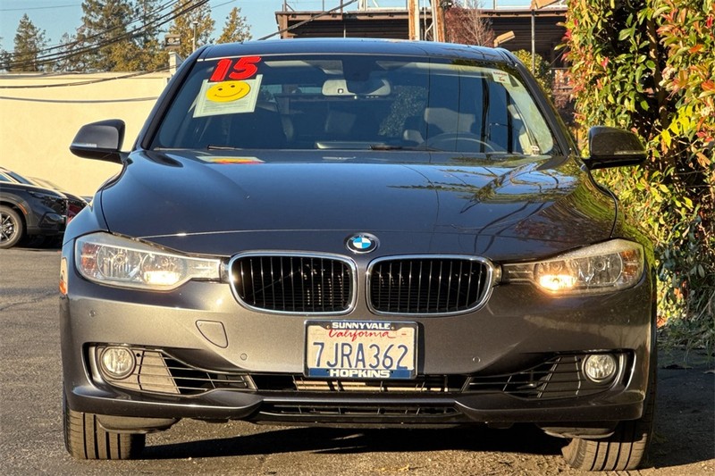 BMW 3 Series Vehicle Full-screen Gallery Image 08