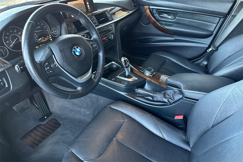 BMW 3 Series Vehicle Full-screen Gallery Image 09