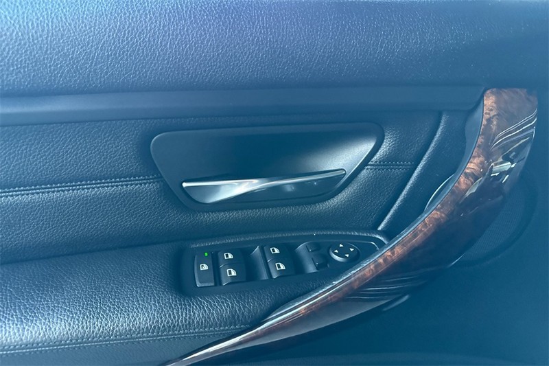 BMW 3 Series Vehicle Full-screen Gallery Image 10