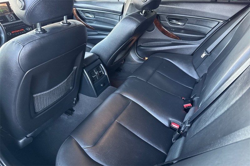 BMW 3 Series Vehicle Full-screen Gallery Image 11