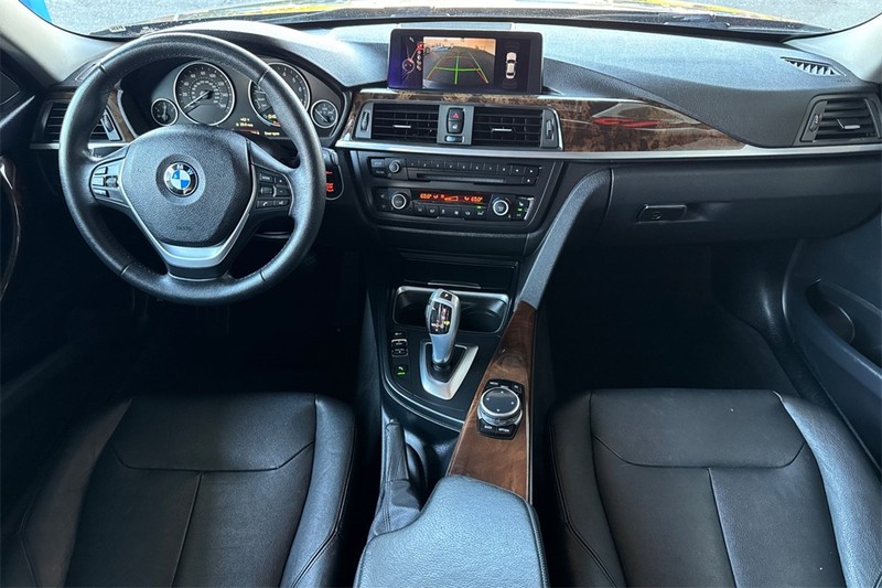 BMW 3 Series Vehicle Full-screen Gallery Image 12