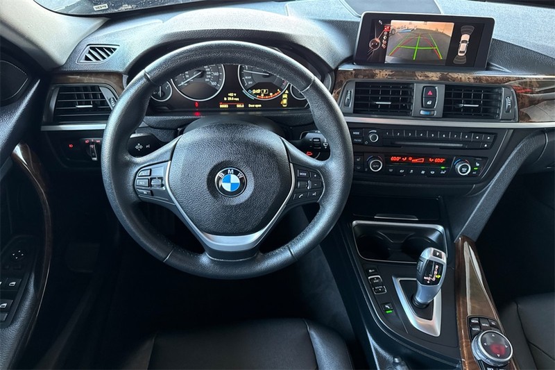 BMW 3 Series Vehicle Full-screen Gallery Image 13