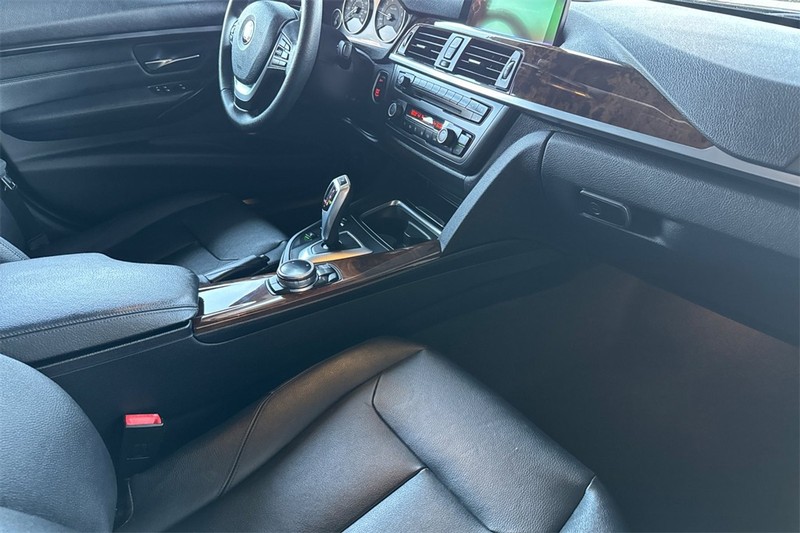 BMW 3 Series Vehicle Full-screen Gallery Image 14