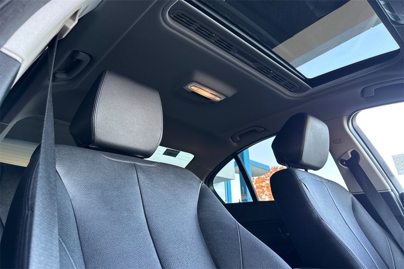 BMW 3 Series Vehicle Full-screen Gallery Image 15