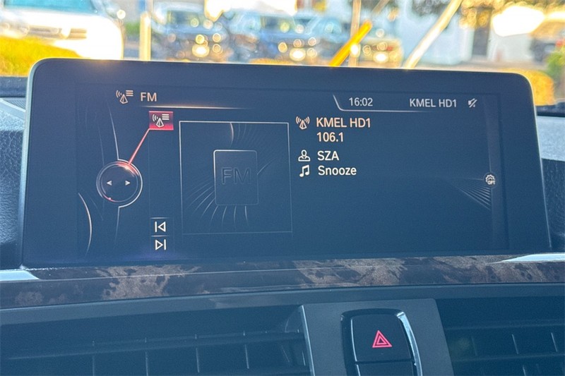 BMW 3 Series Vehicle Full-screen Gallery Image 16