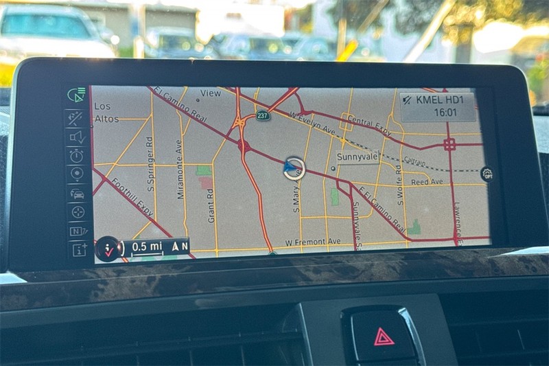 BMW 3 Series Vehicle Full-screen Gallery Image 17