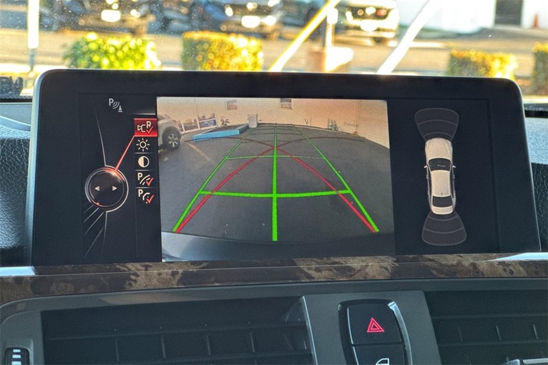 BMW 3 Series Vehicle Full-screen Gallery Image 18