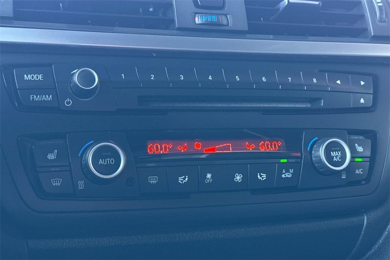 BMW 3 Series Vehicle Full-screen Gallery Image 19