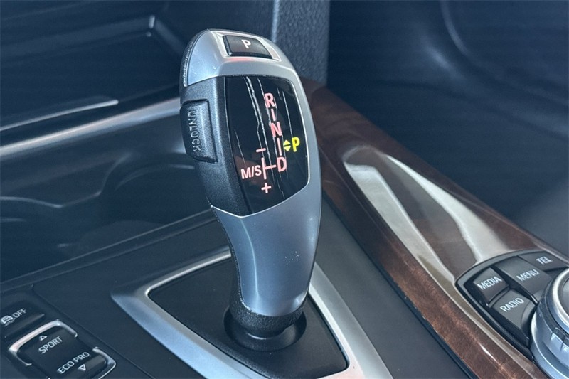 BMW 3 Series Vehicle Full-screen Gallery Image 20