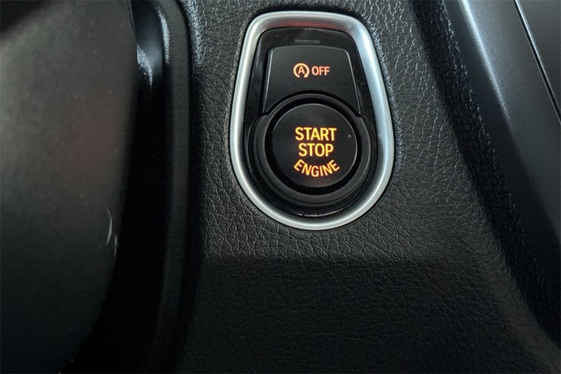 BMW 3 Series Vehicle Full-screen Gallery Image 21