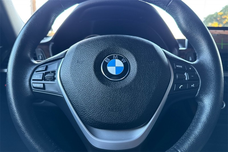 BMW 3 Series Vehicle Full-screen Gallery Image 22