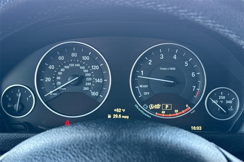 BMW 3 Series Vehicle Full-screen Gallery Image 23