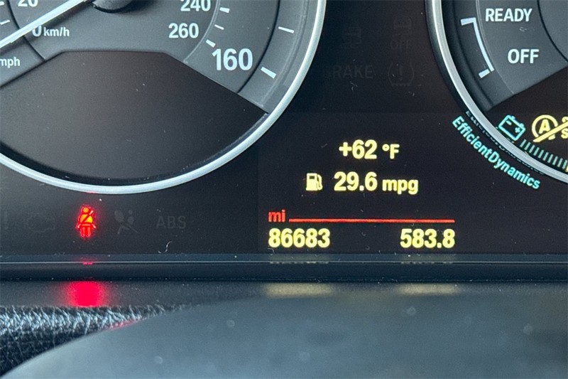 BMW 3 Series Vehicle Full-screen Gallery Image 24