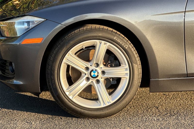 BMW 3 Series Vehicle Full-screen Gallery Image 25