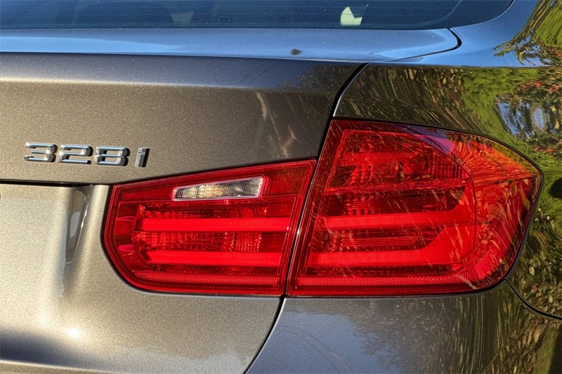 BMW 3 Series Vehicle Full-screen Gallery Image 26