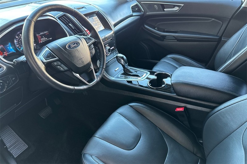 Ford Edge Vehicle Full-screen Gallery Image 09