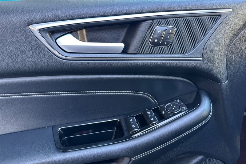 Ford Edge Vehicle Full-screen Gallery Image 10