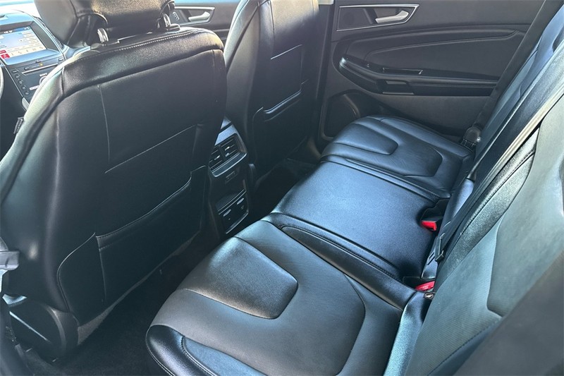 Ford Edge Vehicle Full-screen Gallery Image 11