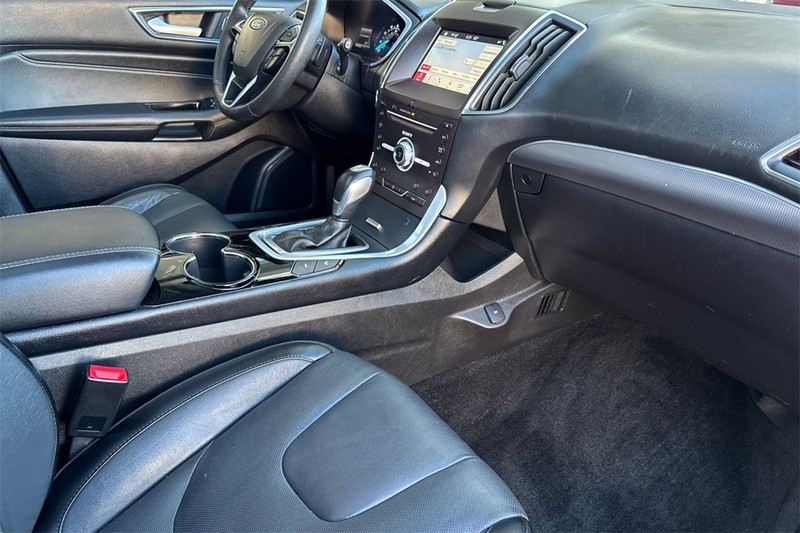 Ford Edge Vehicle Full-screen Gallery Image 15