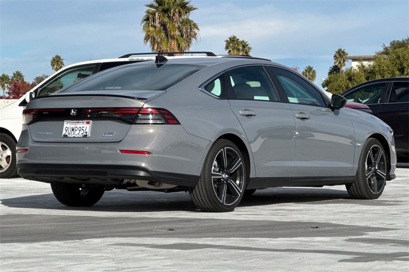 Honda Accord Hybrid Vehicle Full-screen Gallery Image 03