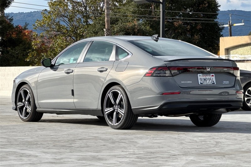 Honda Accord Hybrid Vehicle Full-screen Gallery Image 05