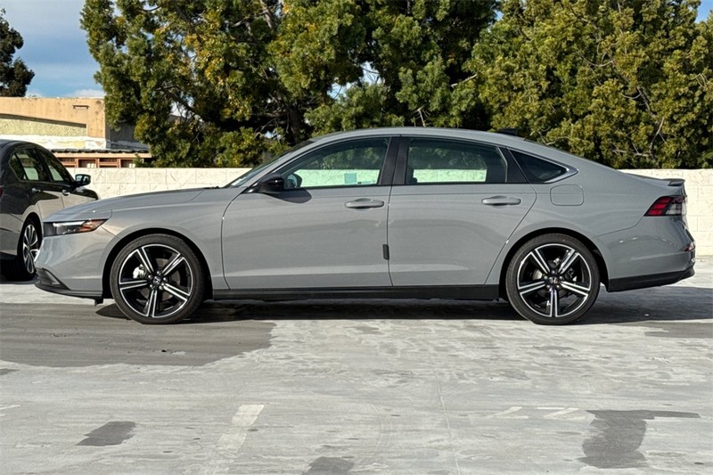 Honda Accord Hybrid Vehicle Full-screen Gallery Image 06