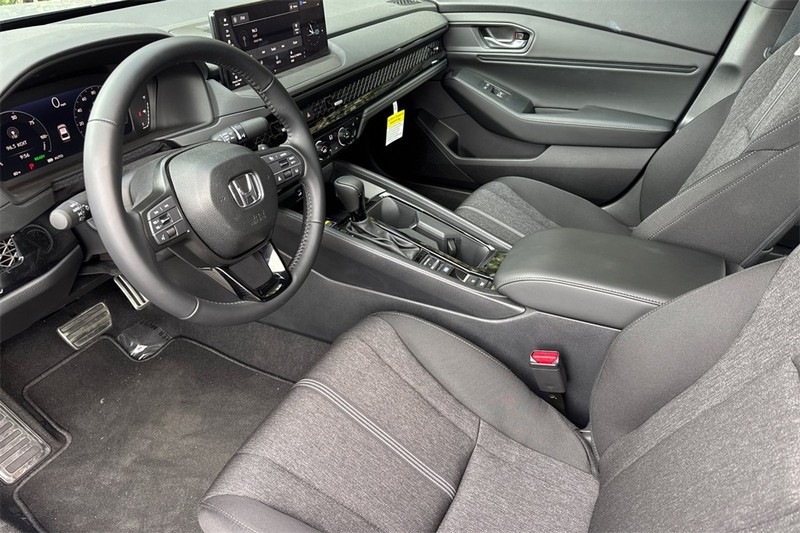 Honda Accord Hybrid Vehicle Full-screen Gallery Image 09