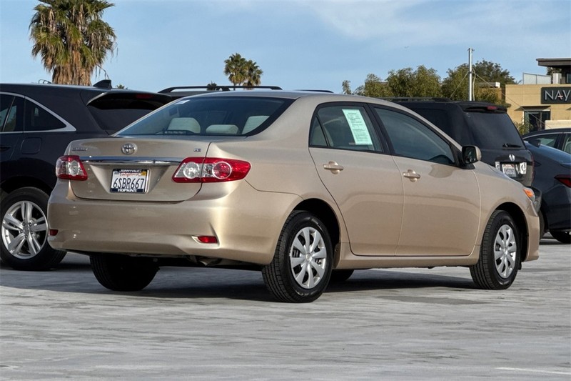 Toyota Corolla Vehicle Full-screen Gallery Image 03