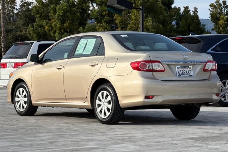 Toyota Corolla Vehicle Full-screen Gallery Image 05