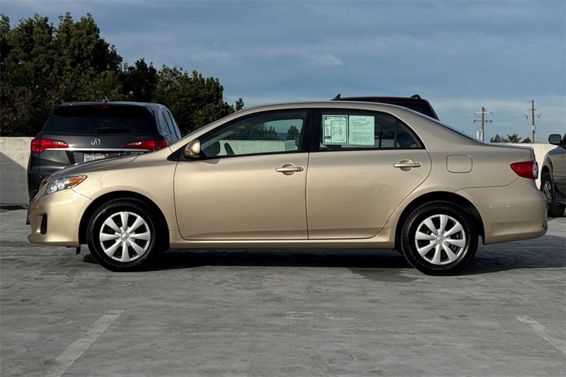 Toyota Corolla Vehicle Full-screen Gallery Image 06