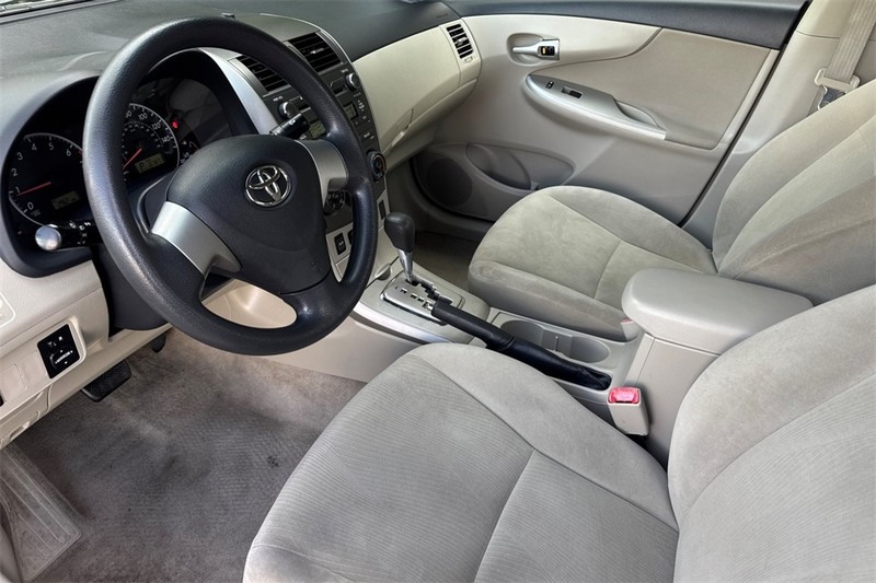 Toyota Corolla Vehicle Full-screen Gallery Image 09