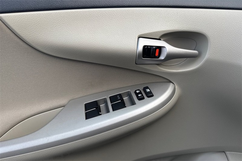 Toyota Corolla Vehicle Full-screen Gallery Image 10