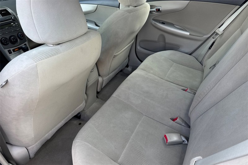 Toyota Corolla Vehicle Full-screen Gallery Image 11