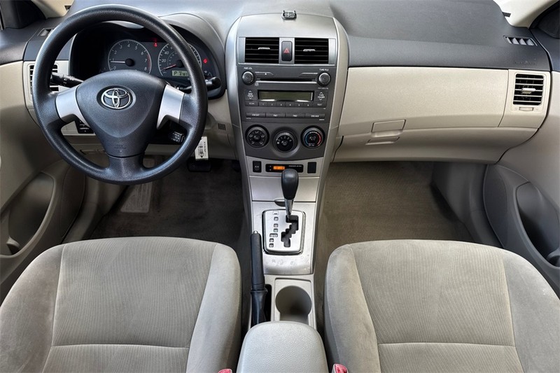 Toyota Corolla Vehicle Full-screen Gallery Image 12