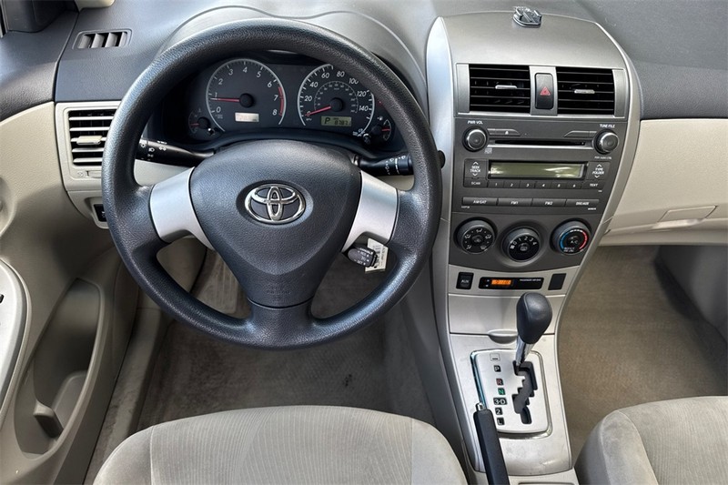 Toyota Corolla Vehicle Full-screen Gallery Image 13