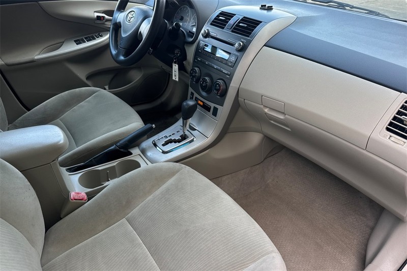 Toyota Corolla Vehicle Full-screen Gallery Image 14