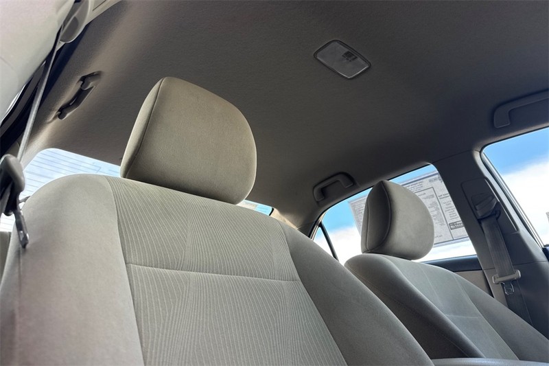 Toyota Corolla Vehicle Full-screen Gallery Image 15