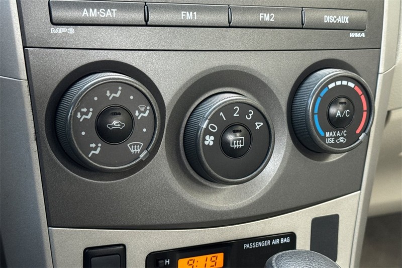 Toyota Corolla Vehicle Full-screen Gallery Image 17