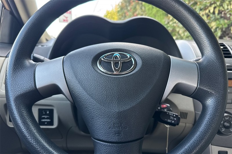 Toyota Corolla Vehicle Full-screen Gallery Image 19