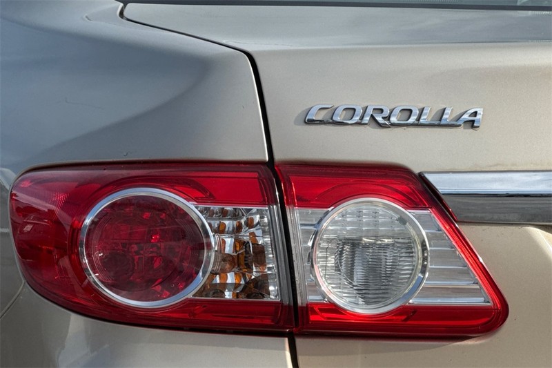 Toyota Corolla Vehicle Full-screen Gallery Image 23