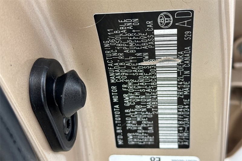 Toyota Corolla Vehicle Full-screen Gallery Image 24