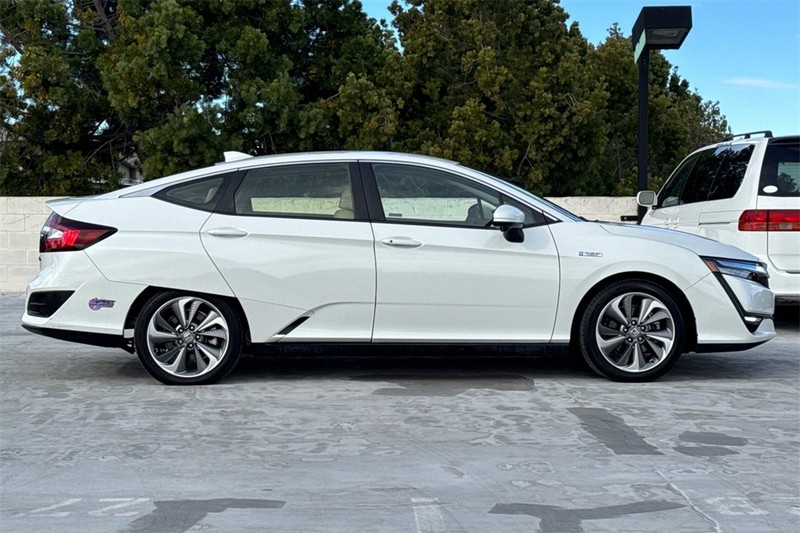 Honda Clarity Plug-In Hybrid Vehicle Full-screen Gallery Image 02