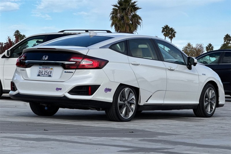 Honda Clarity Plug-In Hybrid Vehicle Full-screen Gallery Image 03